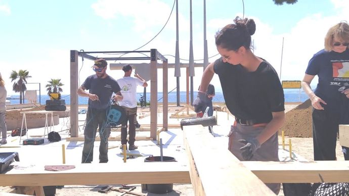 Jardin « Meeting the senses ». Sur la photo : Gwenaël Martin, Kairi, Heidi et des personnels de la mairie de Juan-Les-Pins. © Joana Puigdomènech